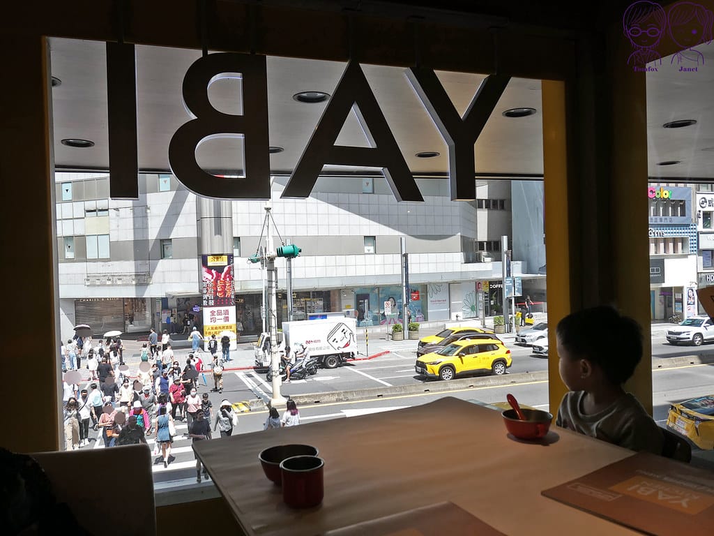 9 YABI KITCHEN 誠品南西店 過馬路的人群