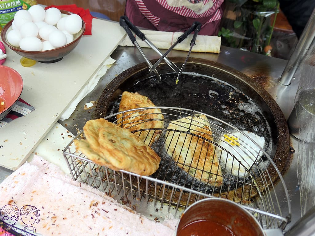 台北北車後站美食小吃 黃福龍脆皮蔥油餅 x 181春霞水 7 黃福龍脆皮蔥油餅 現煎炸