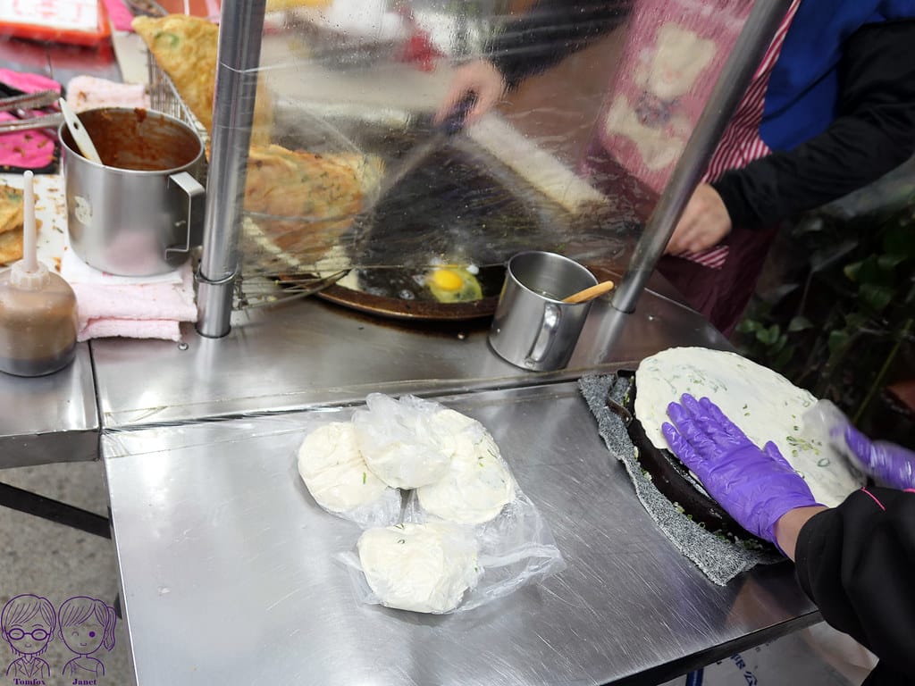 台北北車後站美食小吃 黃福龍脆皮蔥油餅 x 181春霞水 6 黃福龍脆皮蔥油餅 現撖
