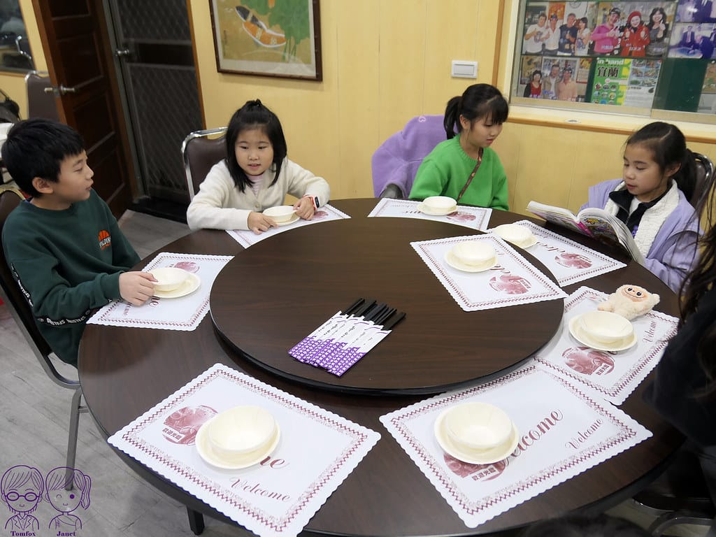 阿國海鮮 預約制無菜單料理 炭火黑糖桂圓粉圓喝到飽 宜蘭壯圍 6 阿國海鮮 小孩桌