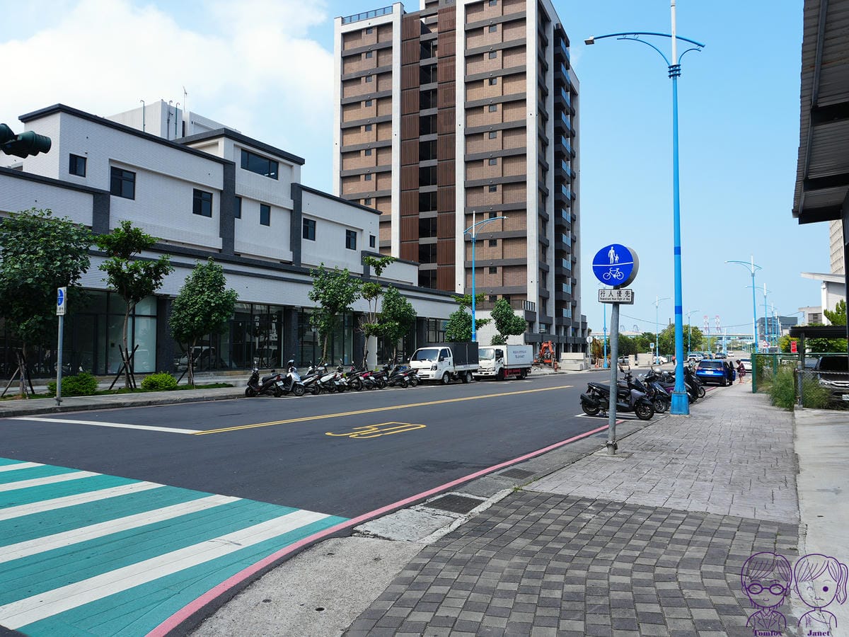 3 八里小黃廣東腸粉 汽、機車路邊停車格.jpg