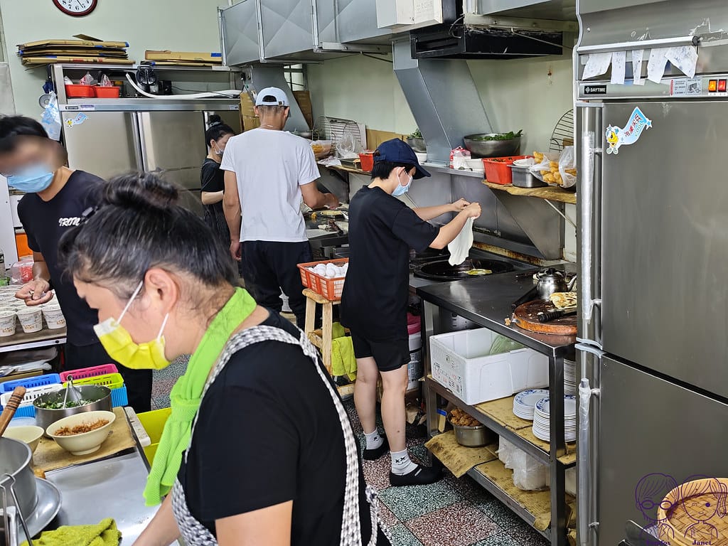 新銘早餐店 新竹南大路高人氣小籠包、蛋餅、蔥油餅 排隊傳統早 13 新銘早餐店 手工自製 蛋餅