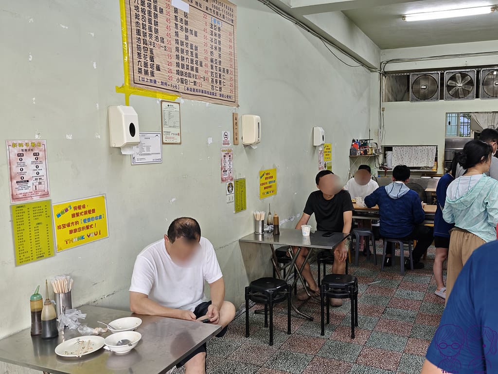 新銘早餐店 新竹南大路高人氣小籠包、蛋餅、蔥油餅 排隊傳統早 7 新銘早餐店 內用座位