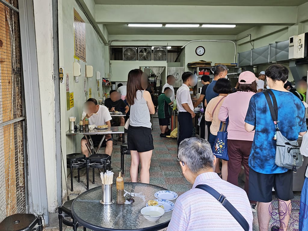 新銘早餐店 新竹南大路高人氣小籠包、蛋餅、蔥油餅 排隊傳統早 6 新銘早餐店 內用座位