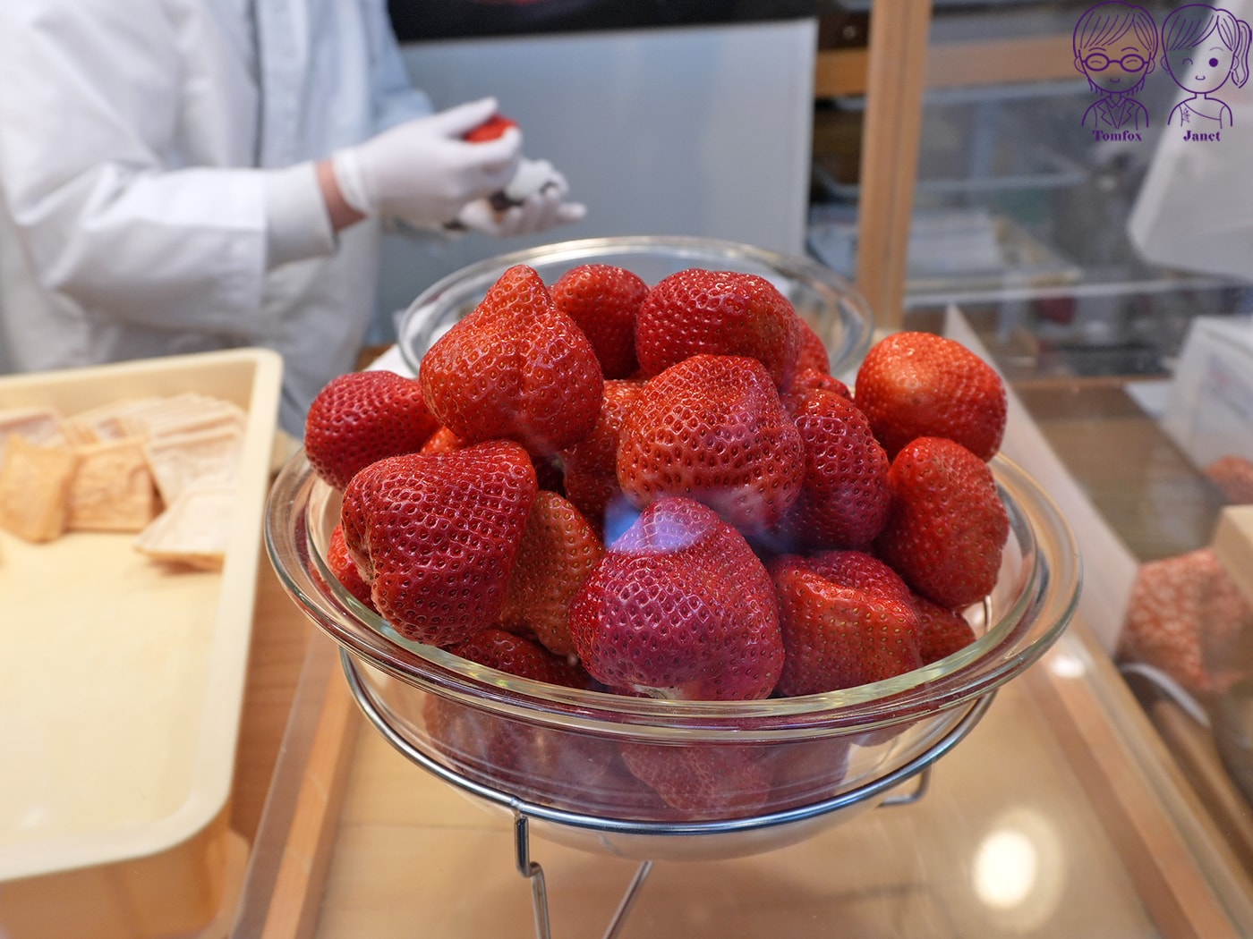 太宰府必吃甜點｜天山本店：甘王草莓大福與鬼瓦最中的奢華組合，福岡必吃巨型草莓甜點！