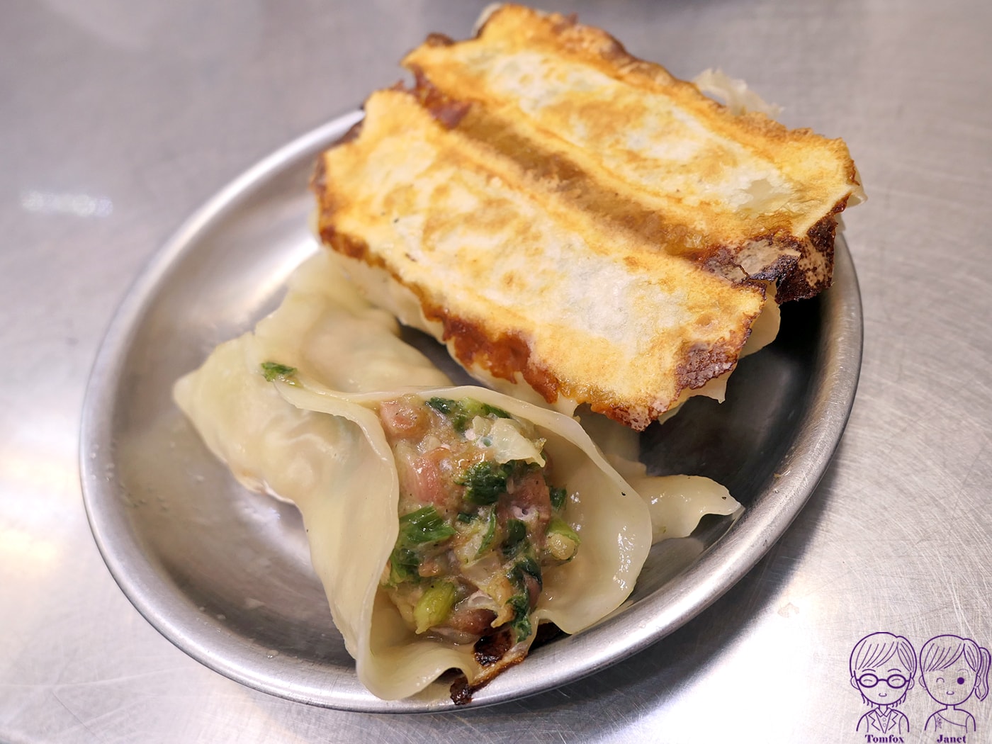 新莊美食｜云享小吃店：爆餡鍋貼+巨型水餃，在地人氣小吃店，被封新莊神級存在