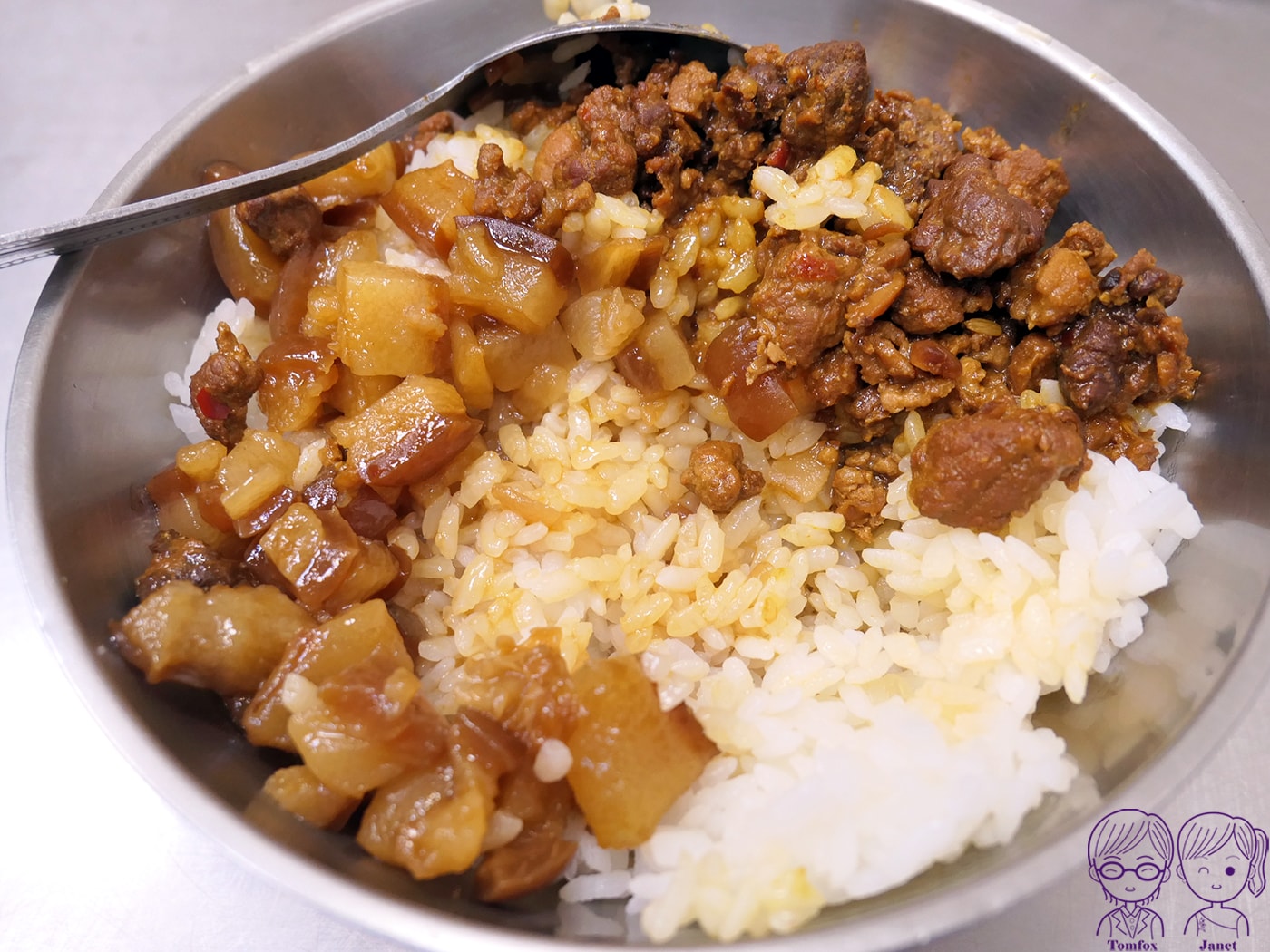 新莊美食｜云享小吃店：爆餡鍋貼+巨型水餃，在地人氣小吃店，被封新莊神級存在