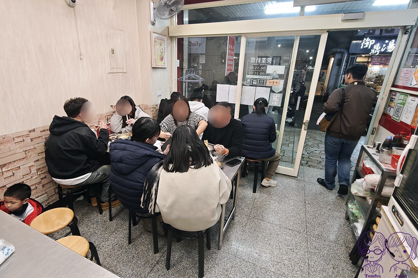 新莊美食｜云享小吃店：爆餡鍋貼+巨型水餃，在地人氣小吃店，被封新莊神級存在