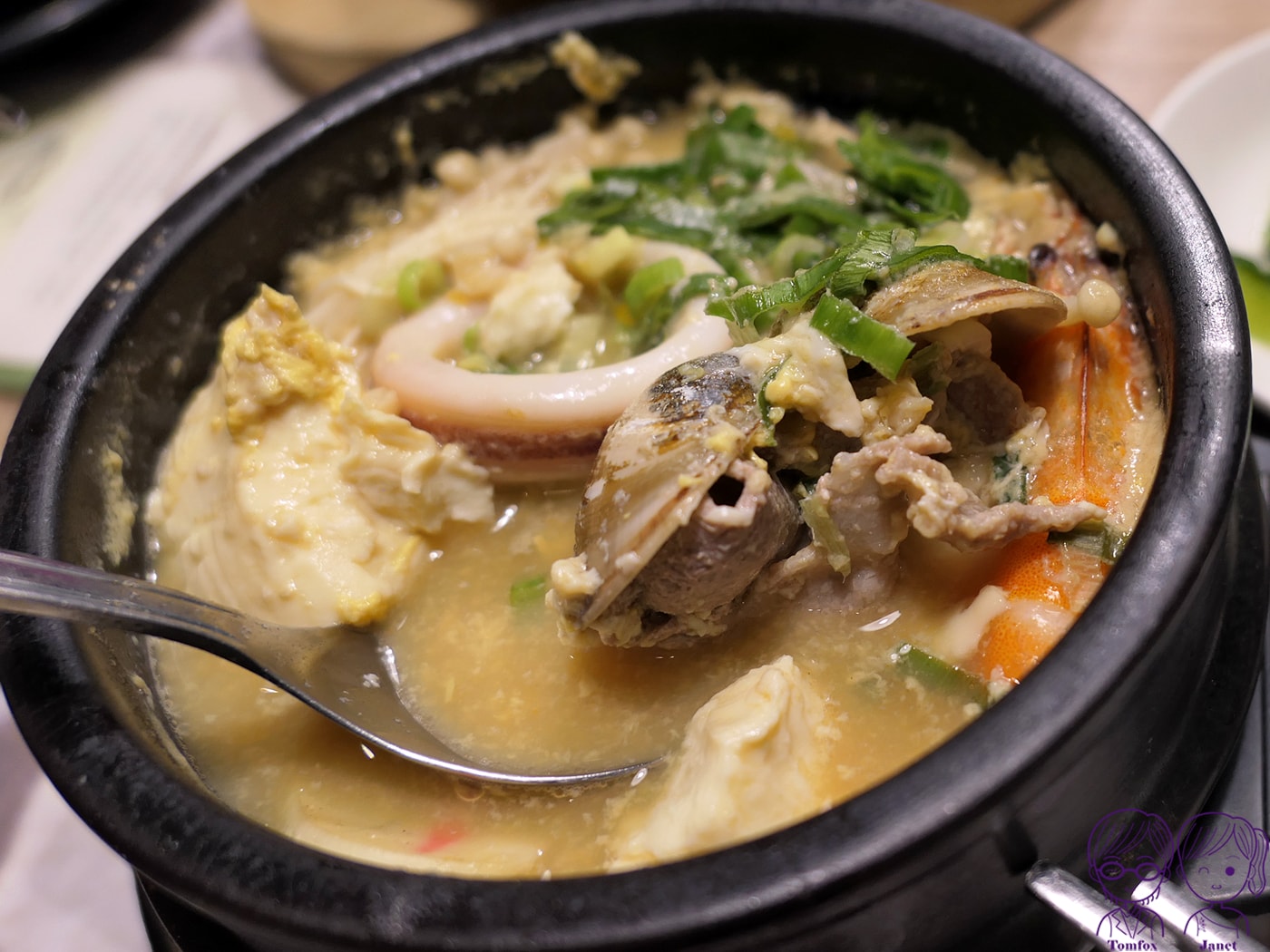 新莊美食推薦|宏匯廣場《豆腐村》韓式嫩豆腐煲,小菜、飲料、豆腐霜淇淋吃到飽,附兒童餐、素食鍋 - 第50張圖 新莊美食推薦|宏匯廣場《豆腐村》韓式嫩豆腐煲,小菜、飲料、豆腐霜淇淋吃到飽,附兒童餐、素食鍋